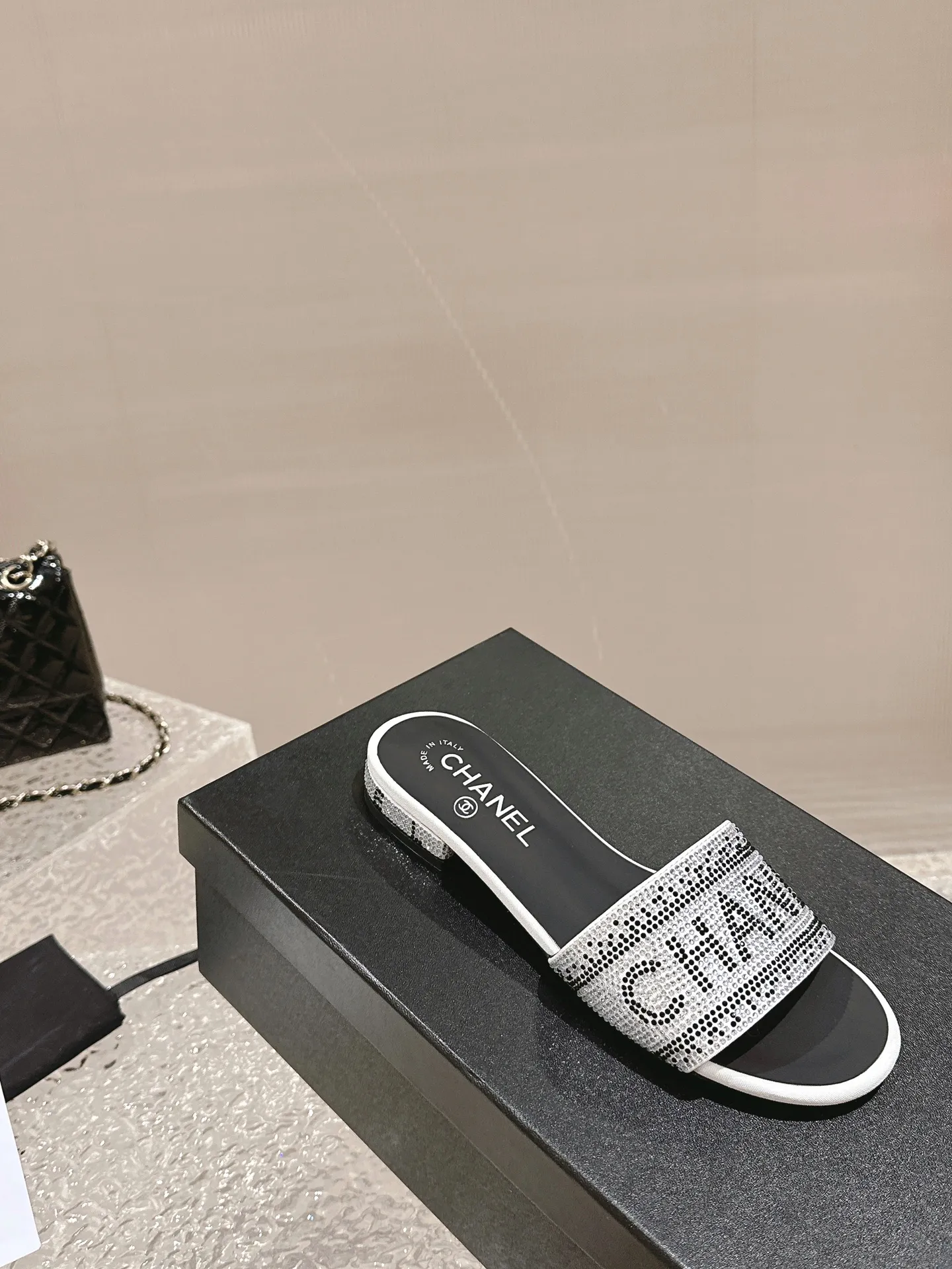 💕💕Factory direct selling price p440💕💕 Xiaoxiang Chanel rhinestone slippers with large black rhinestone letters, these really blingbling slippers are full of diamonds. They are both classic and artistic, and can be styled according to your daily style. The characteristic is that the hot diamonds are particularly shiny. They are made with heavy craftsmanship and are not easy to fall off. They have the sexy temperament of celebrities and are versatile. Color: black white 35-41